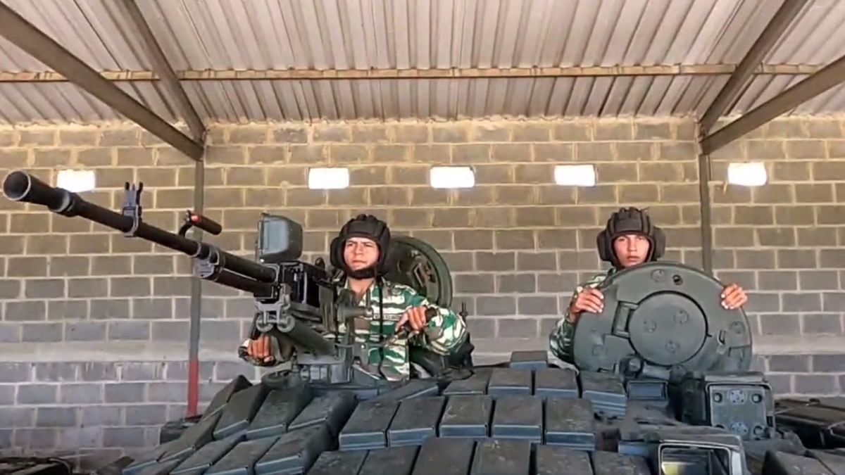 Milicianos reciben formación en manejo de los sistemas de los tanques T-72