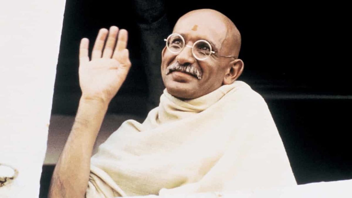 Desde muy joven Gandhi se identificó con los sectores independentistas que luchaban contra el dominio británico y ya en la década de los 30 del pasado siglo se convirtió en la figura central de ese movimiento, en especial tras la famosa 'marcha de la sal