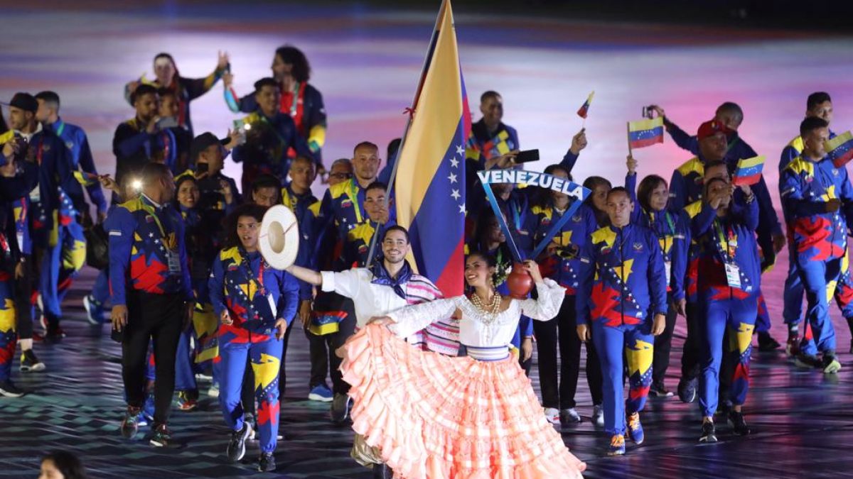 La integrante del equipo de esgrima femenino, Lizze Asís, con la bandera tricolor en las manos, encabezó la delegación venezolana