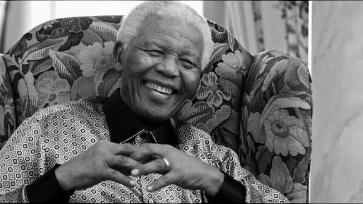 Es en su honor, todos los 18 de julio de conmemora el Día Internacional de Nelson Mandela, decretado, en noviembre de 2009, por la Asamblea General de las Naciones Unidas en reconocimiento a su contribución a la libertad y a la paz