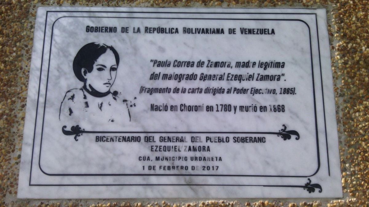 Placa conmemorativa ubicada en la estatua dedicada a Paula Correa en la casa natal de Ezequiel Zamora