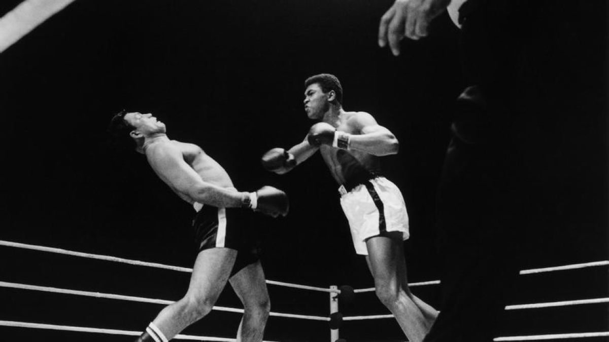 En 1964 se convirtió en el campeón mundial de la Asociación Mundial de Boxeo (AMB) luego de noquear a Sonny Liston en el séptimo round