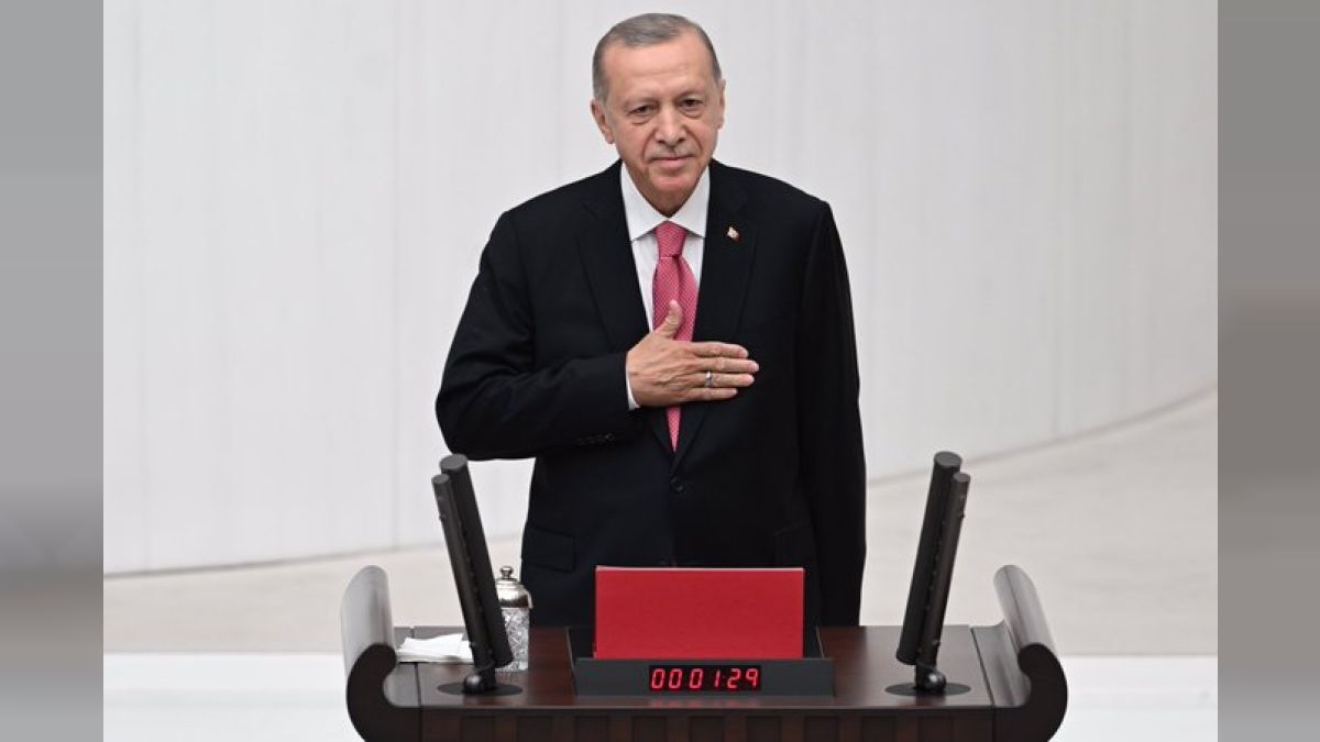 Erdogan, de 69 años, recibió su mandato del presidente temporal de la Gran Asamblea Nacional de Turquía, Devlet Bahceli