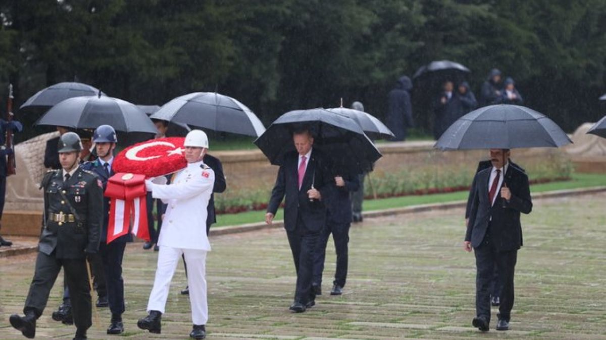 Durante honores ante el sarcófago del líder de la Guerra de Independencia de Túrkiye