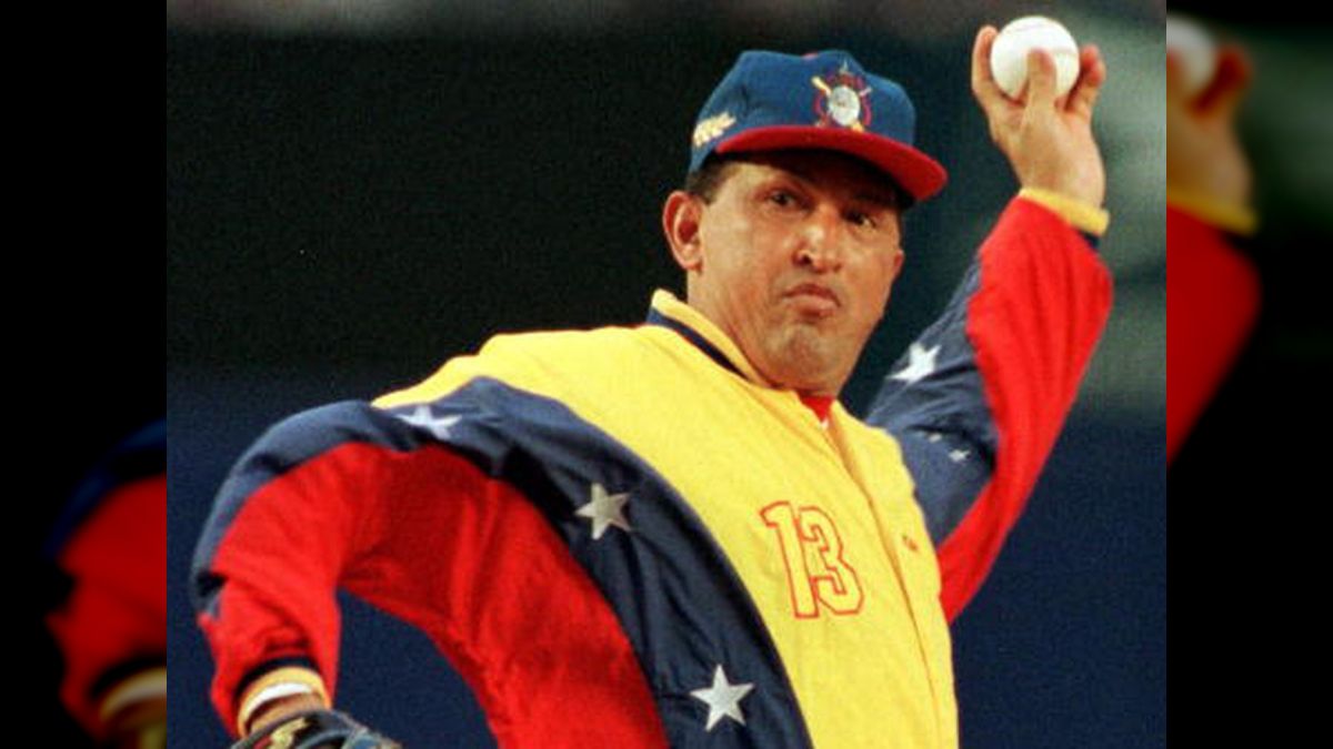 Con una chaqueta del tricolor patrio, pantalón y zapatos de beisbol el Comandante Chávez se montó en la lomita del terreno de juego