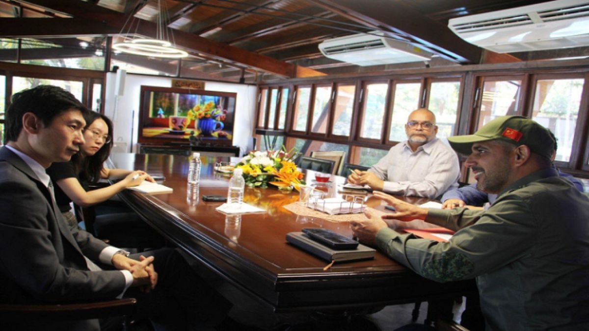 La reunión se realiza en el marco del hermanamiento de Shenzhen y LaGuaira