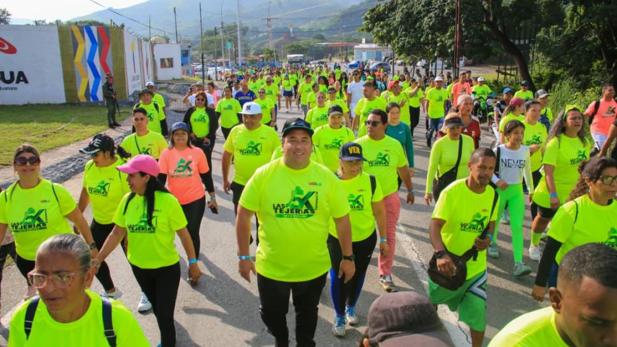 Niñas, jóvenes, adultos y personas de la tercera edad caminaron