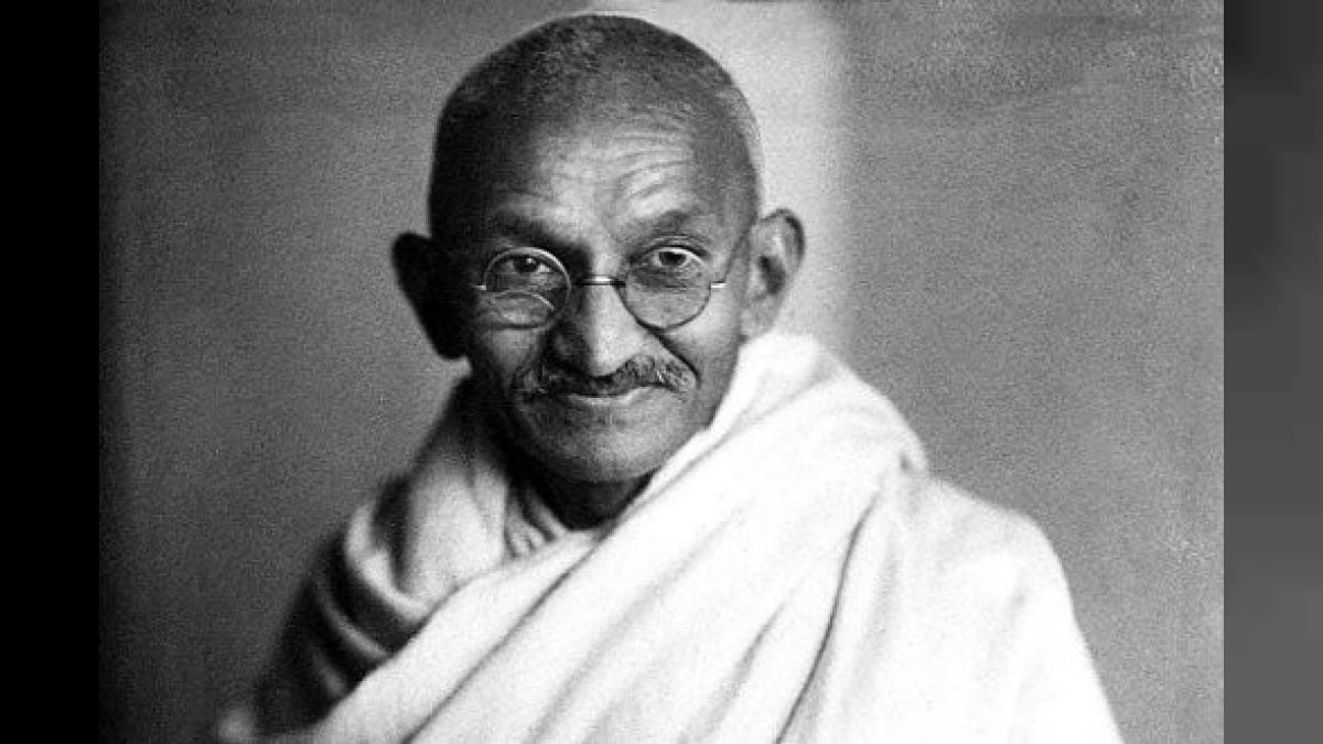 Gandhi trató de reformar la sociedad india, empezando por integrar las castas más bajas (los shudras o esclavos, los parias o intocables y los mlechas o bárbaros), y por desarrollar las zonas rurales