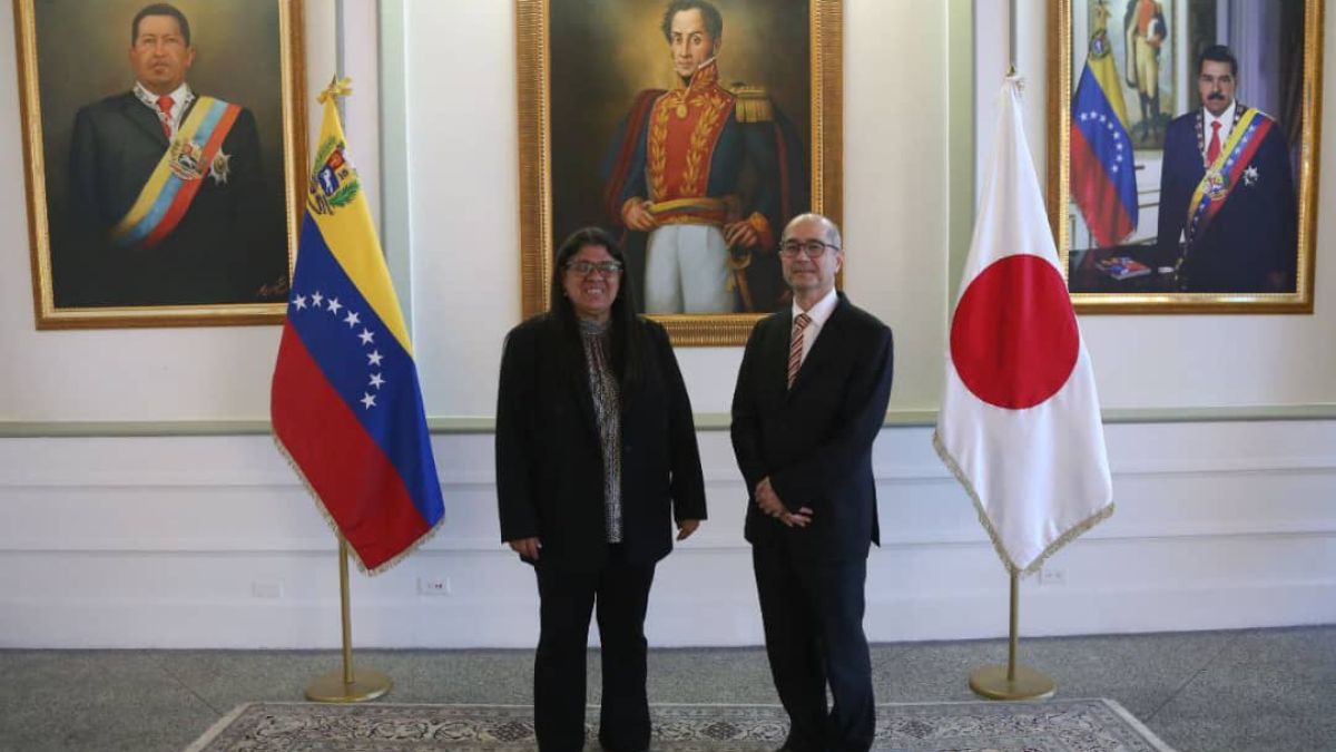 Viceministra Tatiana Pugh junto al embajador designado por Japón, Yasushi Sato,