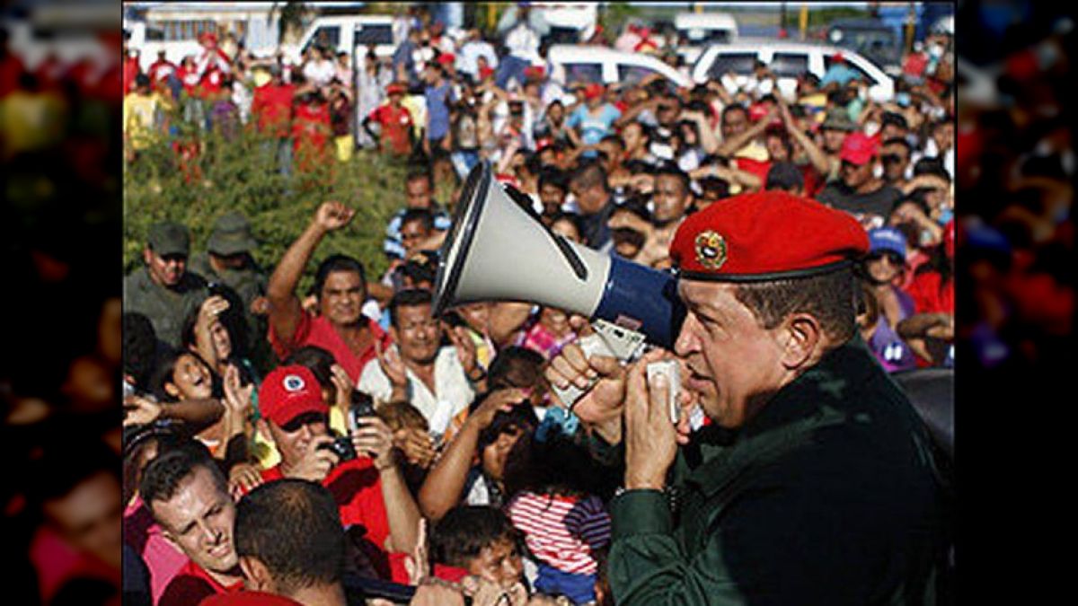 La eficiencia y organización del pueblo combatió a las grandes cadenas televisoras privadas del país, quienes censuraron la verdad de que el Comandante Chávez estaba secuestrado y no había renunciado
