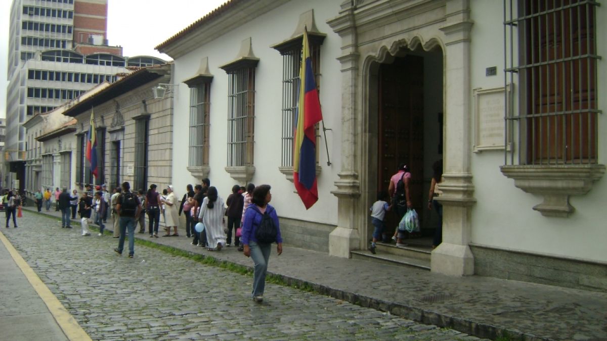 Calles empedradas de la Caracas Colonial en la Cuadra de Bolívar