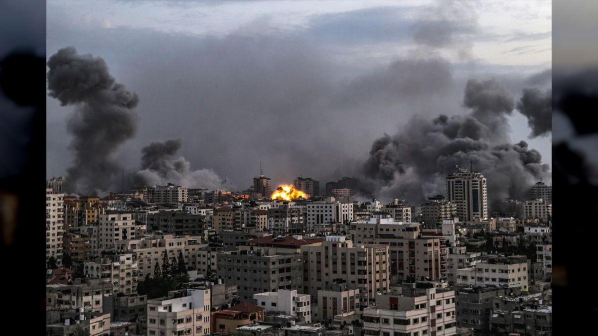 La Oficina de Derechos Humanos de la ONU (ACNUDH) indicó este martes que siguen apareciendo noticias sobre fosas comunes en los alrededores de dos hospitales de Gaza donde el Ejército israelí ha ejecutado bombardeos, lo que lo que constituye crímenes de lesa humanidad
