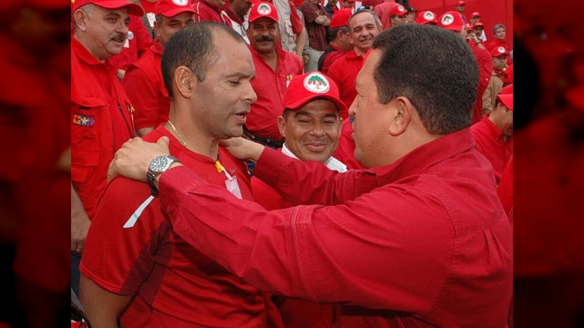 Su rebeldía y sentido amor por el pueblo, lo llevaron a unirse al Movimiento Bolivariano Revolucionario 200 (MBR-200), donde se convierte en parte de la oficialidad patriota, que se alzó en armas un 27 de noviembre de 1992