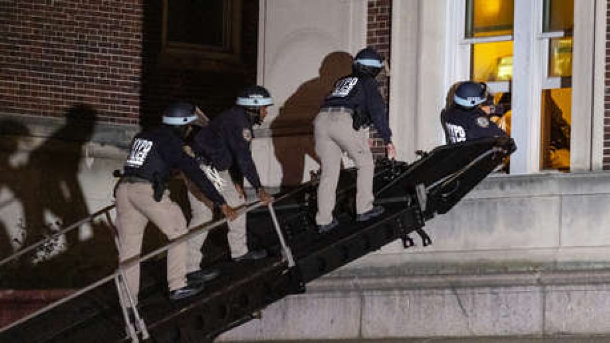 La Policía utilizó vehículo táctico para irrumpir en  la universidad