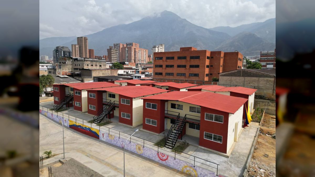 Gobernador del estado Miranda, Héctor Rodríguez entregó las llaves de 24 viviendas en el urbanismo Boleíta Sur