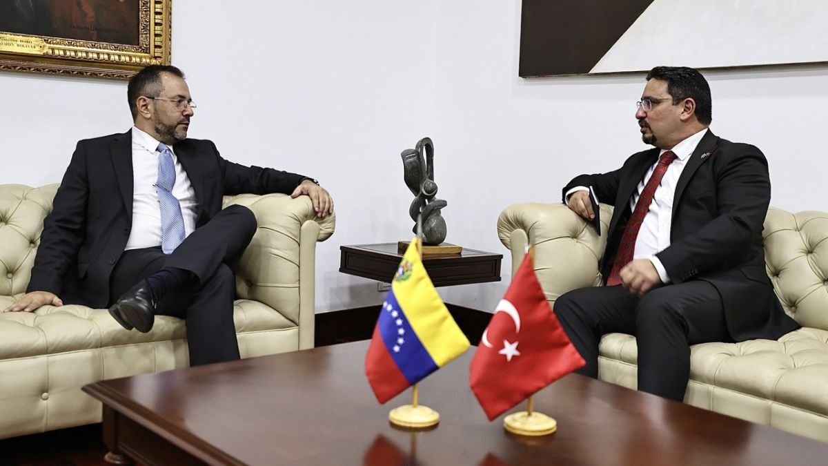 Canciller Yván Gil con el embajador de Türkiye