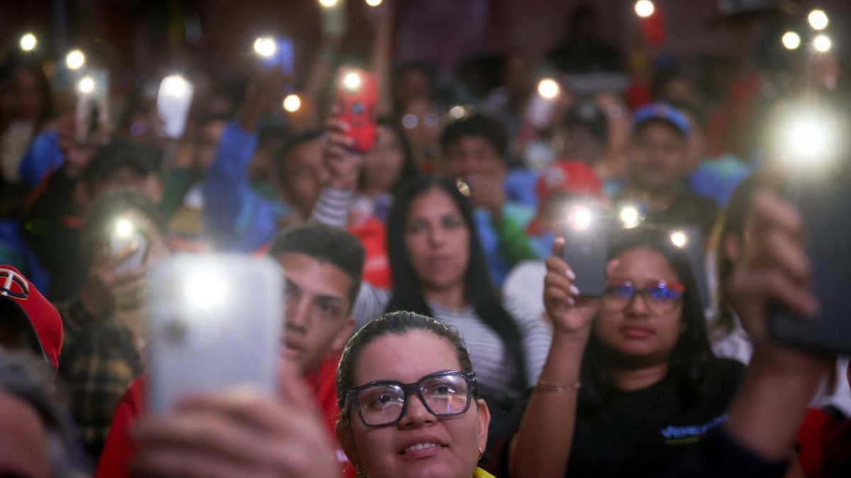 La derecha trata de silenciar la información de las masivas movilizaciones de la Revolución, "cambiando el origen", resaltó Cabello