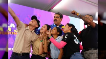Se trata de "democratizar los créditos para que la juventud emprendedora", resaltó el presidente Maduro