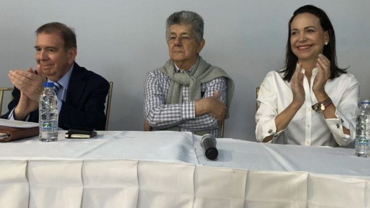 Ramos Allup sent Piero Maroun, Edgar Zambrano and Williams Davila to blow out the candle in Maracaibo
