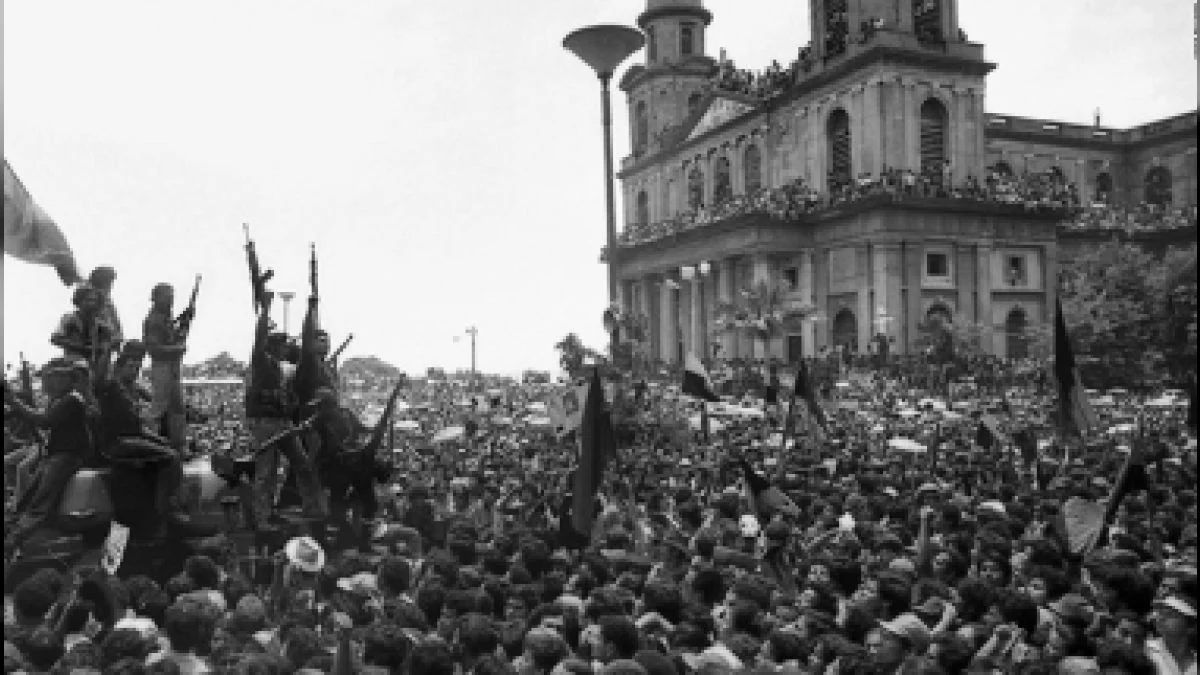 En medio de la algarabía de un pueblo que veía el fin a más de 40 largos años de represión, persecución y muerte, los líderes del FSLN llegaron a Managua para instaurar una Junta de Gobierno de Reconstrucción Nacional