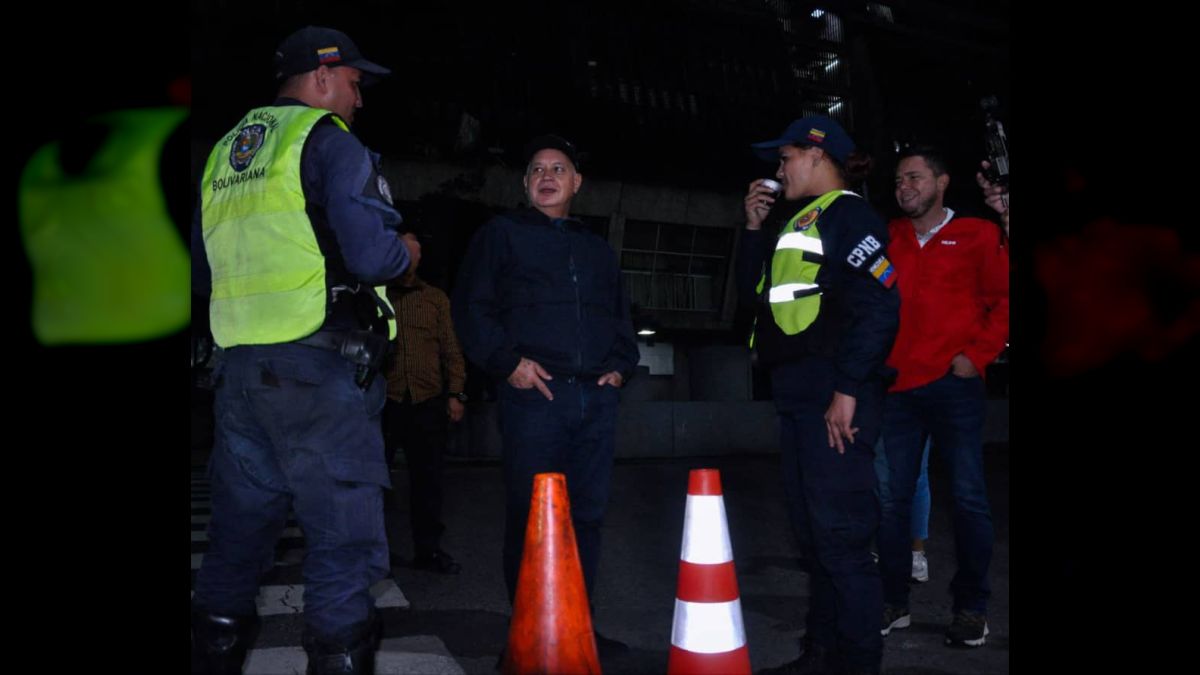 Como parte de las acciones, en horas de la madrugada de este jueves, el Ministro realizó un recorrido por diversos puntos de Caracas