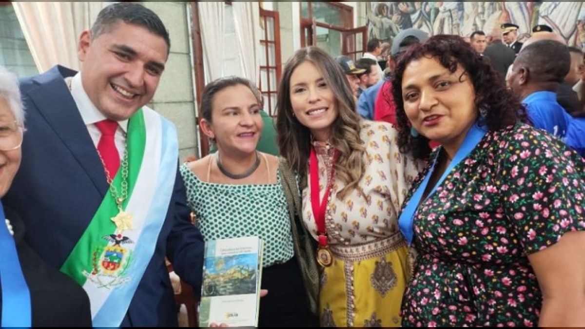 La agenda de celebración del 214º Aniversario de la Independencia de la provincia de Mérida inició con una ofrenda floral en el Parque de las Banderas