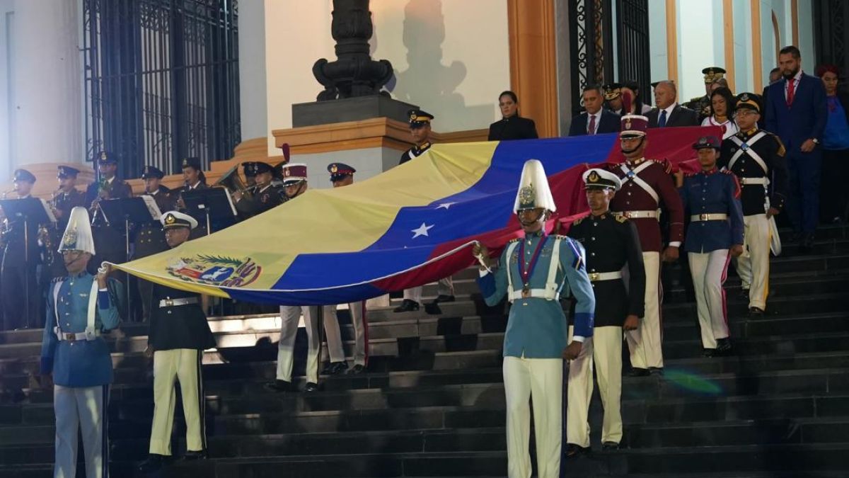El tricolor patrio fue izado mientras se cantaba el himno nacional en el idioma Karina