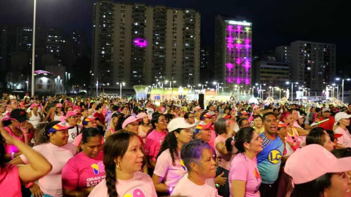 Gran bailoterapia en honor al Día Internacional de la lucha contra el Cáncer de Mama,