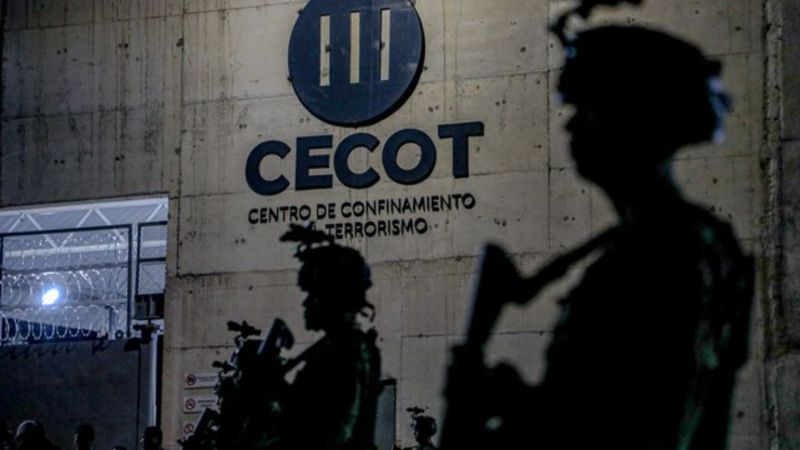 El gobierno de Trump no ofreció detalles del envío de venezolanos a El Salvador y no reveló la identidad de los afectados
