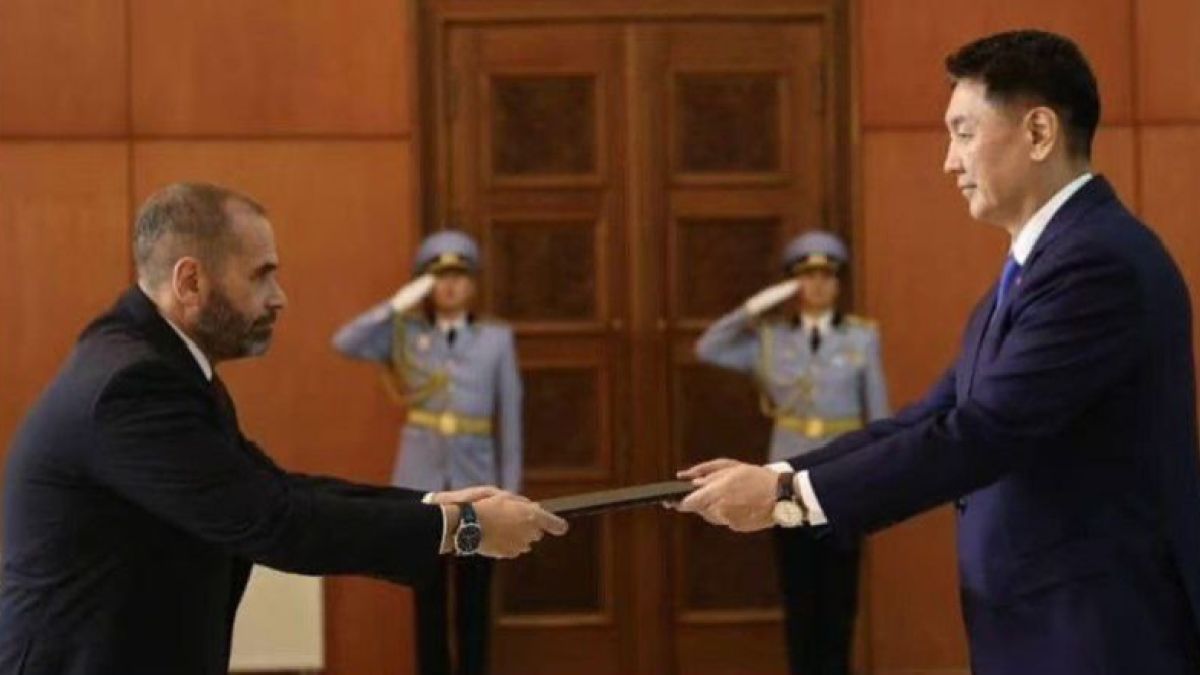 During the ceremony, held at the Government Palace of Mongolia, Ceballos Ichaso greeted President Nicolás Maduro