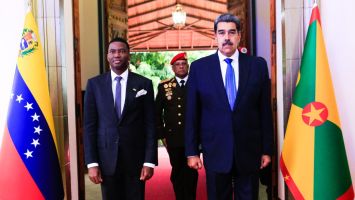 Nicolás Maduro, presidente de Venezuela junto Sr. Dickon Mitchell, primer ministro de Grenada