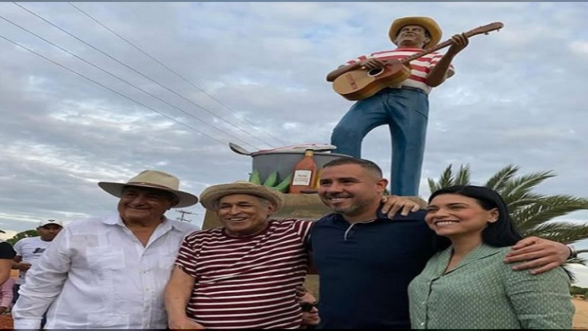 The imposing sculpture, approximately 5.20 meters high, was made in Caripito
