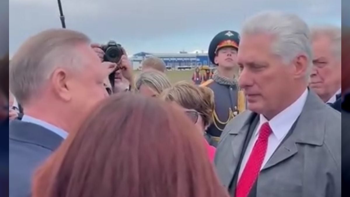 Díaz-Canel arrived at Pulkovo Airport where he was greeted by the governor of St. Petersburg, Alexander Beglov