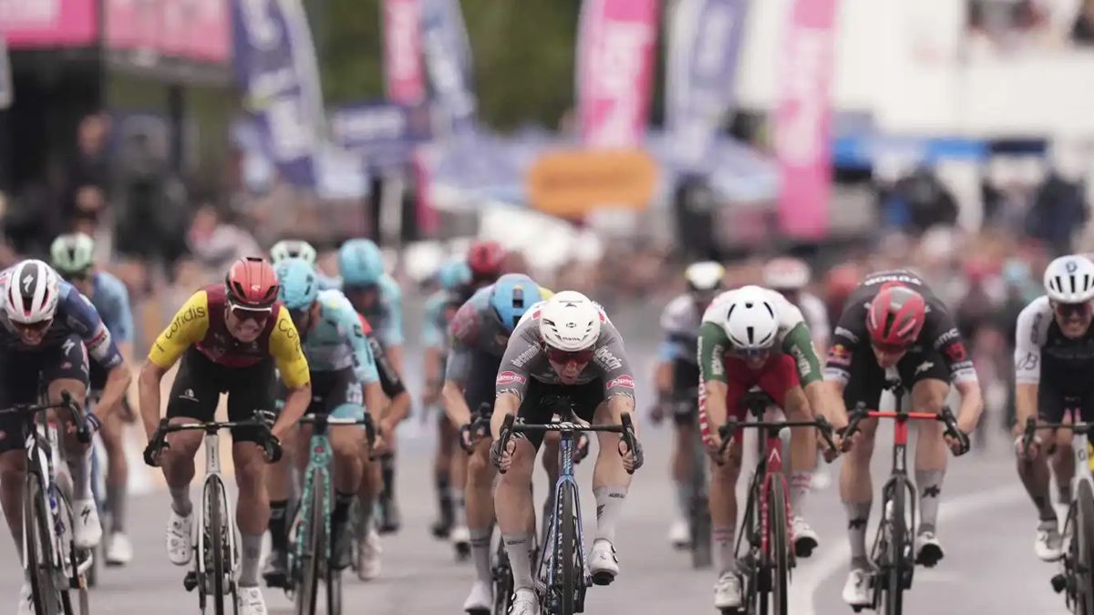 Kaden Groves, ganó una accidentada y pasada por lluvia sexta etapa del Giro de Italia