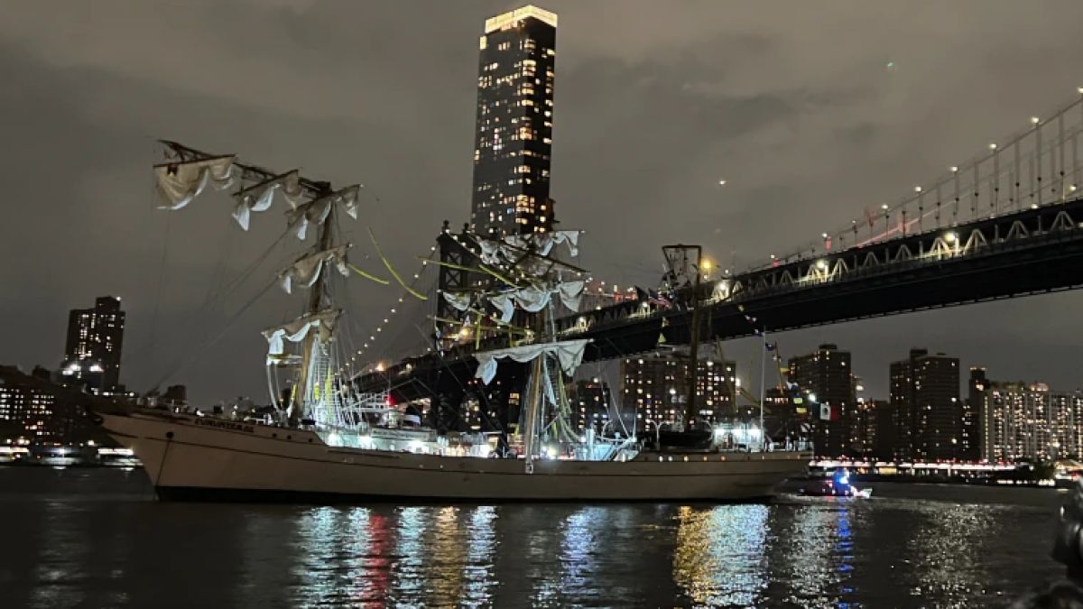 Buque impactó contra el puente de Brooklyn, en Nueva York