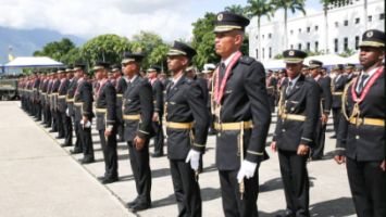"Los felicito por sus estudios en nuestra hermana República de Cuba y nuestra hermana la Federación de Rusia", expresó el jefe de Estado