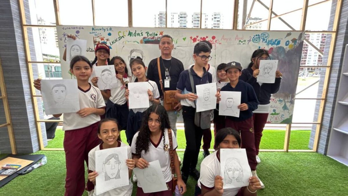 En este espacio, los participantes elaboraron su autorretrato, aplicando distintas tonalidades con el lápiz