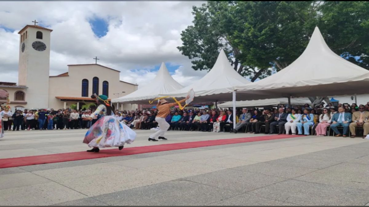 Con la acostumbrada ofrenda floral y actos culturales, la actividad transcurrió entre consignas y entrega de reconocimientos