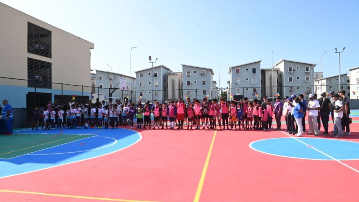 La cancha de usos múltiples cuenta con dos áreas para las disciplinas de baloncesto, fútbol sala, voleibol