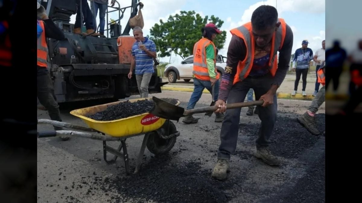 Durante el recorrido, el jefe regional confirmó el avance de los trabajos y anunció la aplicación de 95 toneladas de mezcla asfáltica, de un total previsto de 1 mil 800 para esa arteria vial