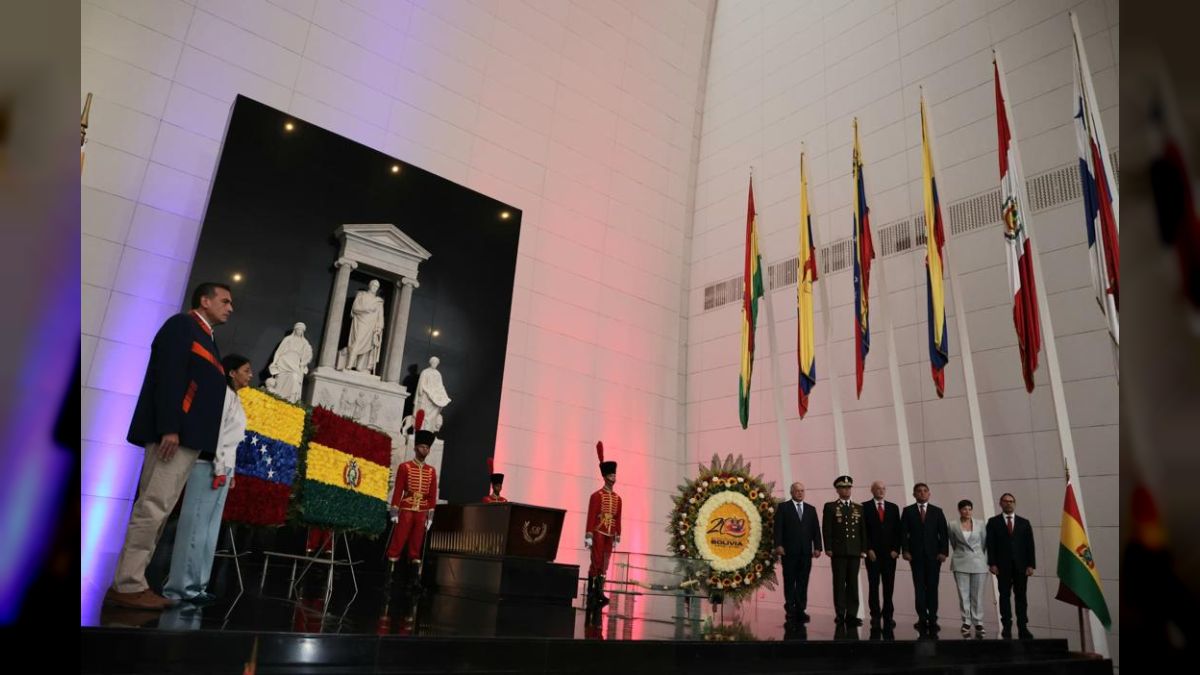 Ofrenda al Libertador por el Bicentenario de la Fundación de Bolivia