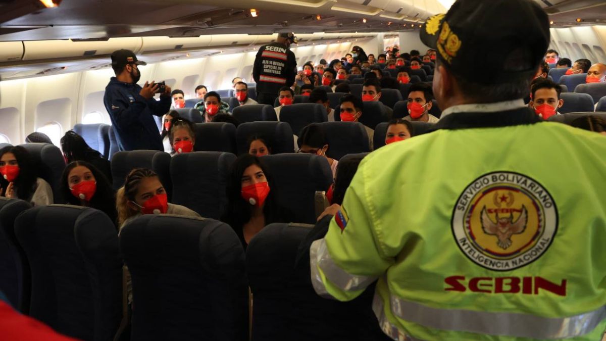 En este vuelo arribaron 20 mujeres y 163 hombres