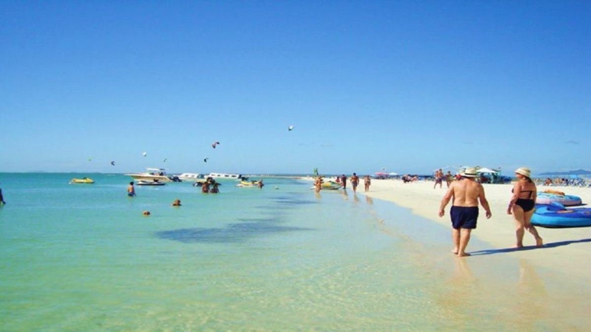 Los extranjeros arribaron a la isla en un vuelo charter