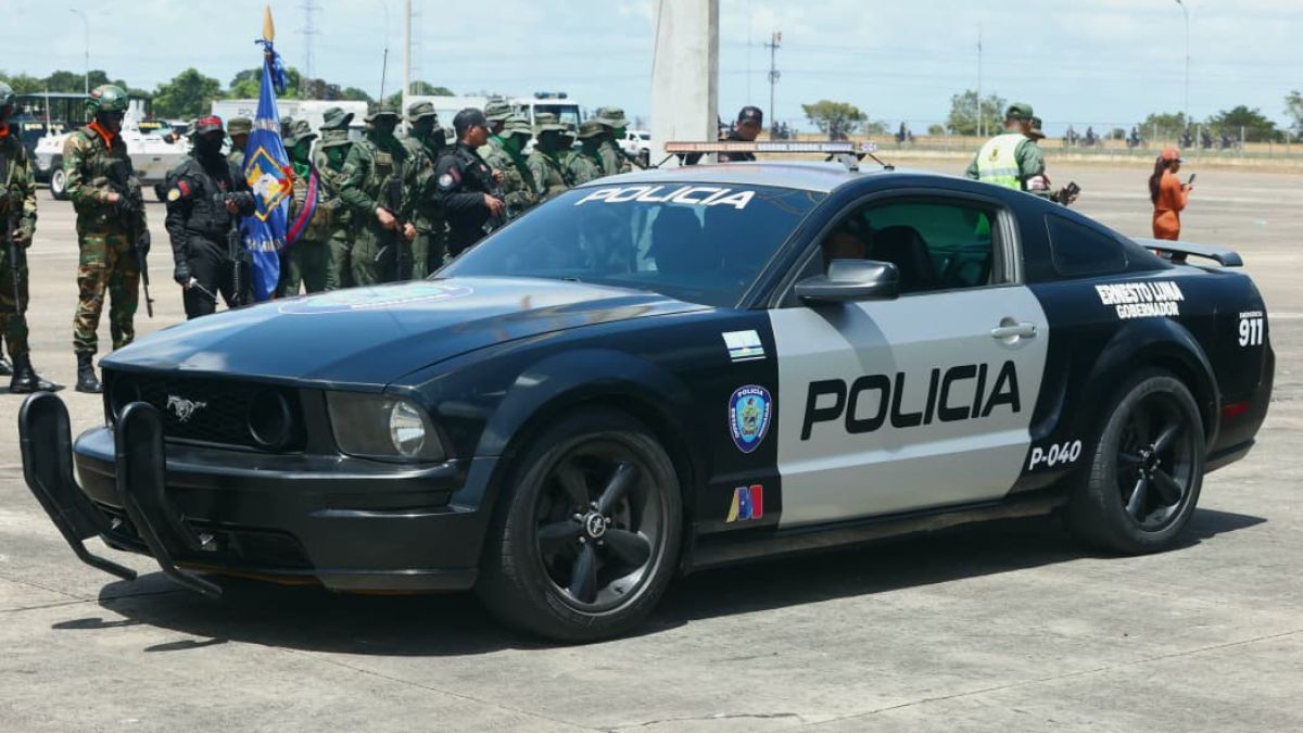 Gobierno de Monagas entregó tres vehículos a la Policía estatal