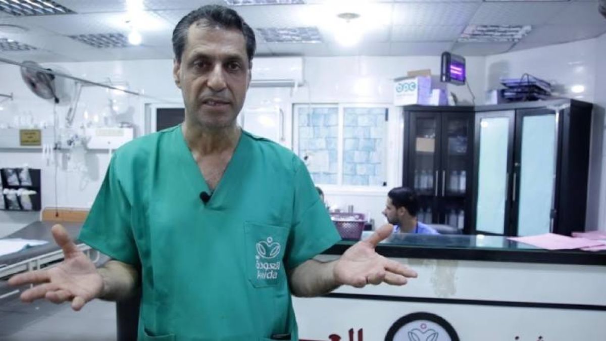 El médico palestino Ahmed Muhanna, director del Hospital Al-Awda en el norte de la Franja de Gaza