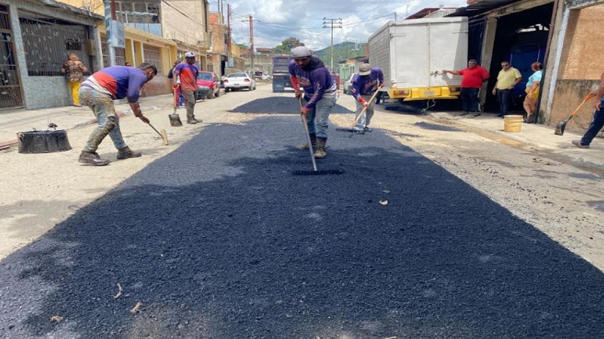 Gobierno Bolivariano inició labores de asfaltado en la Comuna Vivirás ...