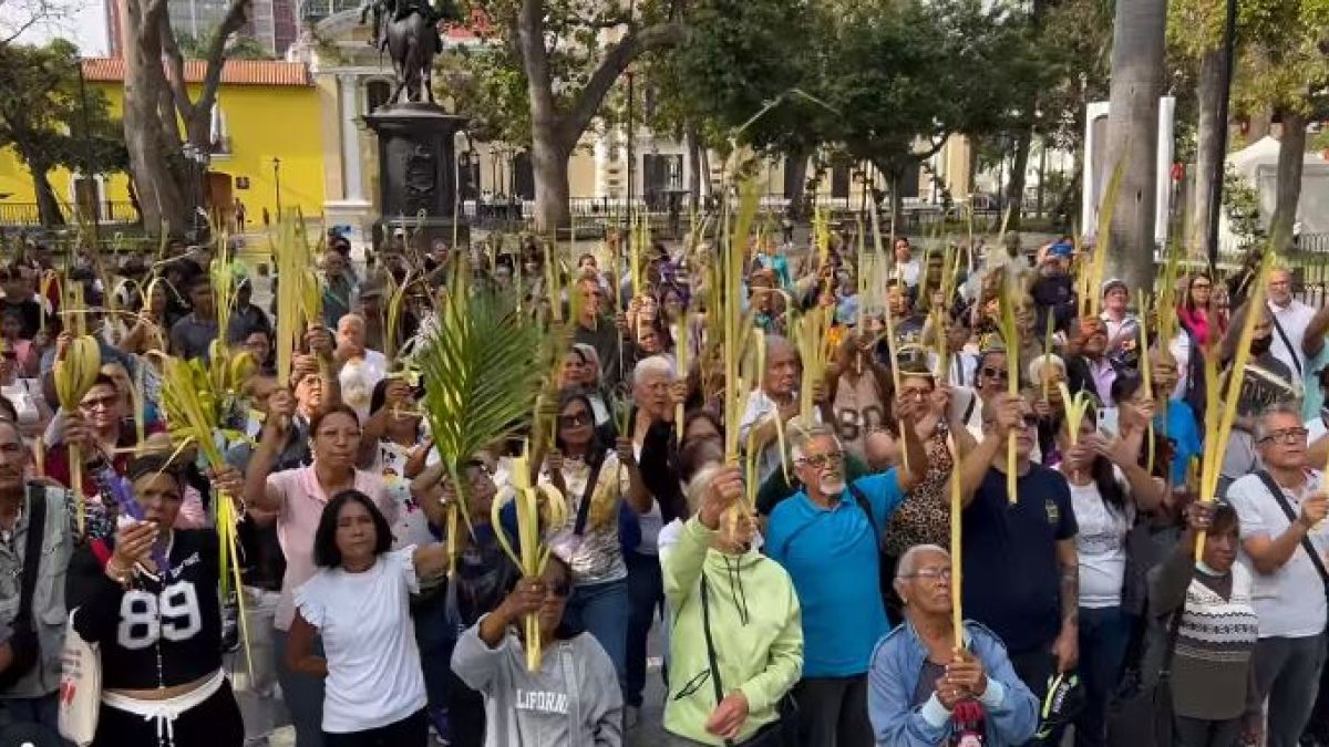 Fieles acompañan la bendición de los ramos en la Catedral de Caracas