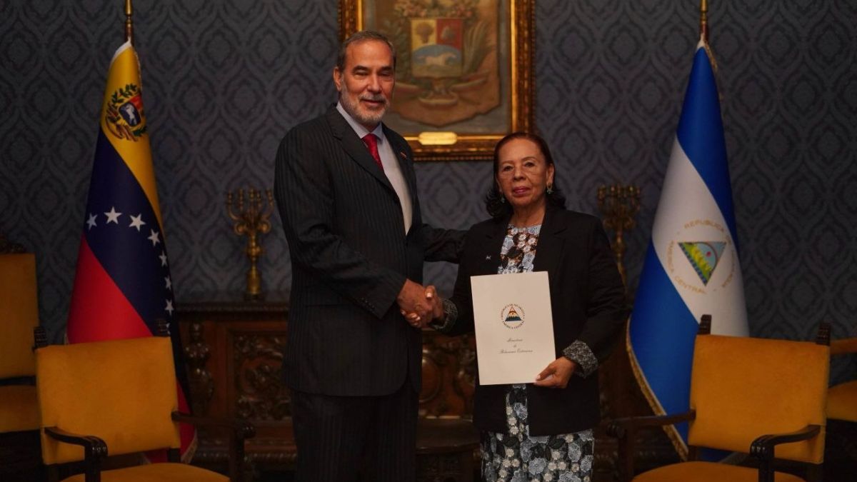 Deputy Minister for Latin America receives Style Copies from Nicaraguan ambassador-designate