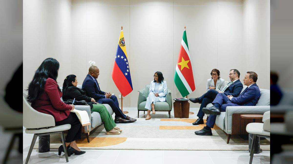 President (E) Delcy Rodríguez received the Foreign Minister of Suriname, Melvin Bouva, in Caracas