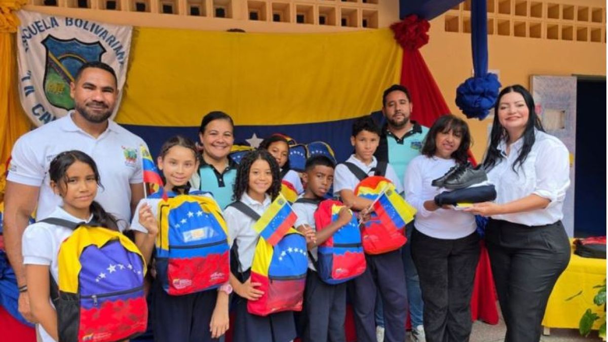 Schools in Valencia receive backpacks and tools for educational development